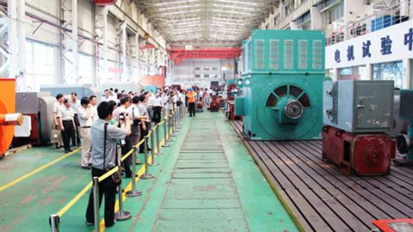 西安泰富西瑪電機成功開發(fā)YR系列4500KW大型廢鋼鐵破碎電機。