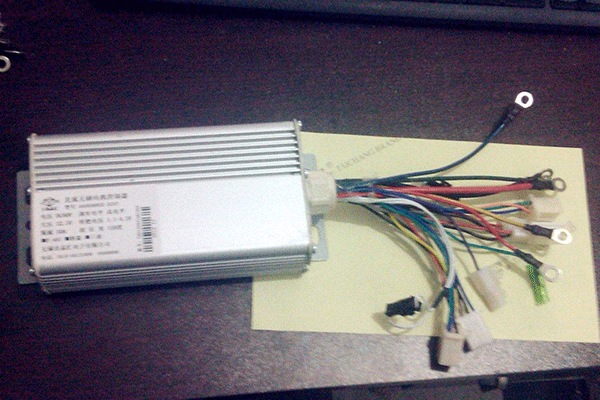 Z2直流電機(jī)控制器的安裝過程分享。
